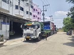 รถเฮี๊ยบโหลดสินค้าออกจากตู้คอนเทนเนอร์
