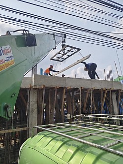 รถเฮี๊ยบยกแผ่นพื้นคอนกรีตชั้น 2